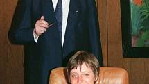 Angela Merkelová a Helmut Kohl v roce 1991. Právě Kohl si již záhy všiml mladé političky a výrazně přispěl k jejímu vzestupu do nejvyšších pater politiky.