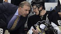 Kouč Pittsburghu Michael Therrien naslouchá kapitánovi mužstva Sidney Crosbymu.