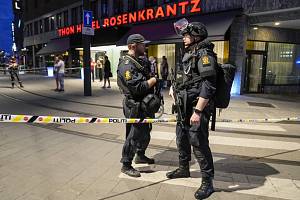 Policie stojí na před barem v centru Osla, kde došlo 25. června 2022 ke střelbě. Zahynuli při ní dva lidé