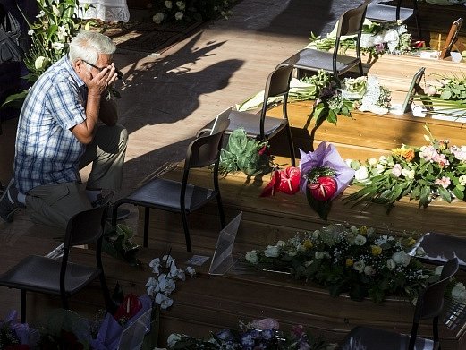  V italském Ascoli Piceno se dnes koná státní pohřeb 35 obětí středečního zemětřesení, při kterém přišlo o život nejméně 290 lidí. 