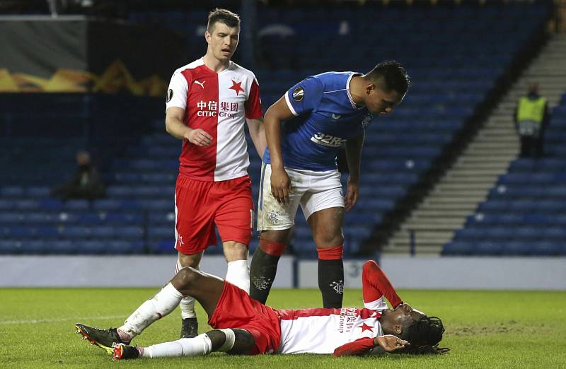 Odveta osmifinále Evropské ligy: Alfredo Morelos (v modrém dresu) křičí, zatímco Peter Olayinka leží na trávníku v bolestech