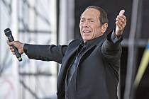 SHOW. Sám hledám spíš chemickou přitažlivost, ne nutně fyzickou krásu, říká Paul Anka.   