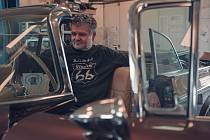 Darek Haumer je nadšenec do amerických klasických aut. Veterány značek Lincoln Continental, cadillaky a další renovuje v Pohořelicích na Brněnsku.