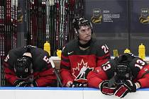 Zklamaní hokejisté Kanady po vyřazení od Česka. Vlevo smutný hrdina Oliver Bonk.