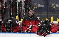 Zklamaní hokejisté Kanady po vyřazení od Česka. Vlevo smutný hrdina Oliver Bonk.