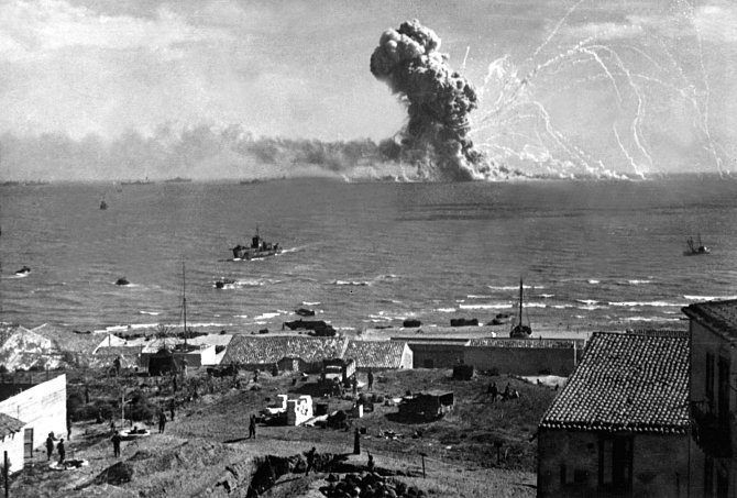 Loď Liberty Robert Rowan (K-40) exploduje po zásahu německým bombardérem Ju 88 dne 11. července 1943 během spojenecké invaze na Sicílii