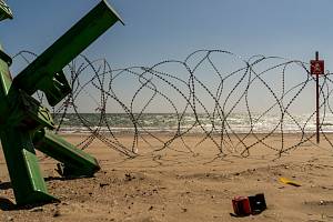 Po napadení Ukrajiny Ruskem se z pláží okolo Černého moře stala nebezpečná oblast. Voda vyplavuje nejen miny, ale i předměty, které matou odborníky.