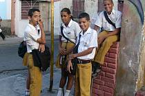 Kubánští školáci v uniformách.