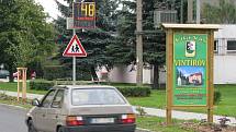 Bojovat proti neukázněným řidičům se rozhodl Vintířov na Sokolovsku. K hlavní silnici protínající obec nechala radnice nainstalovat dva radarové měřiče rychlosti. Jeden z nich je mezi dvěma přechody pro chodce u základní školy a autobusovou zastávkou.