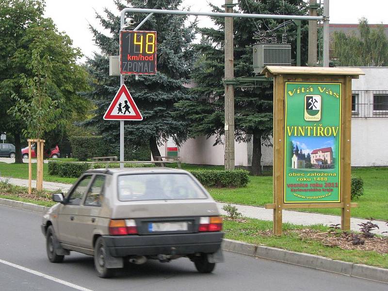 Bojovat proti neukázněným řidičům se rozhodl Vintířov na Sokolovsku. K hlavní silnici protínající obec nechala radnice nainstalovat dva radarové měřiče rychlosti. Jeden z nich je mezi dvěma přechody pro chodce u základní školy a autobusovou zastávkou.