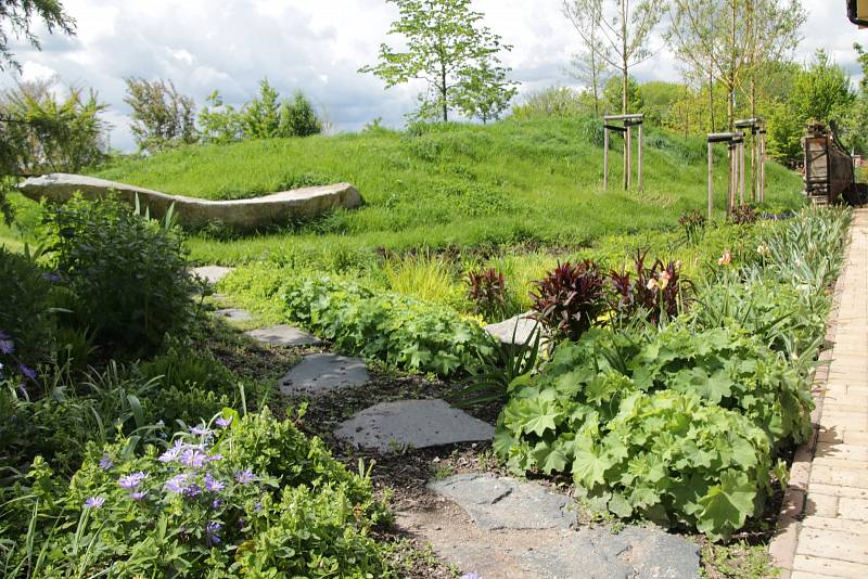 I majitel rodinné zahrady může zlepšit klima svého domova a přispět ke snížení problémů se suchem a povodněmi.