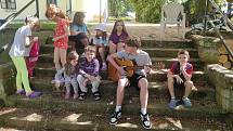 Yarik občas vezme kytaru a s dětmi si zazpívá.