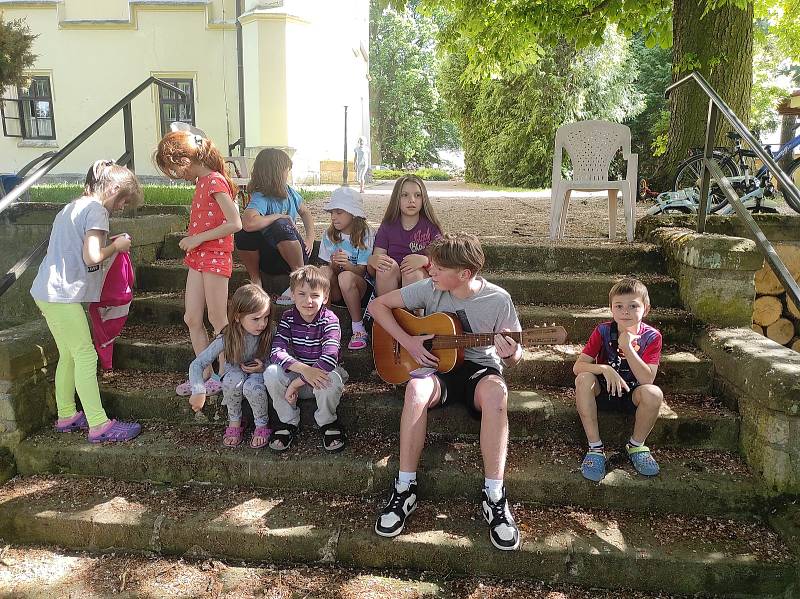 Yarik občas vezme kytaru a s dětmi si zazpívá.
