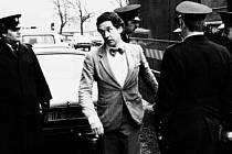 Policisté zatýkají Malcolma MacArthura, syna z bohaté irské rodiny a také dvojnásobného vraha, 13. srpna 1982