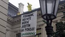 Praha Aktivisté Greenpeace Strakova akademie Horní Jiřetín střec  V průběhu 37.chůz vlády ČR vylezli nepozorováni aktivisté hnutí Greenpeace na střechu sídla vlády (bývalé Strakovy akademie) a vyvěsili transparent „Fischere,nechte Horní Jiřetín na pokoji!