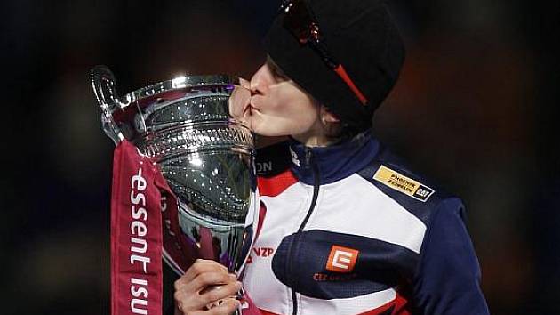 Martina Sáblíková se svojí oblíbenou trofejí.