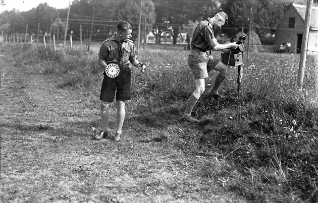 Branný výcvik Hitlerjugend: polní sportovní cvičení a pokládka polních telefonních kabelů