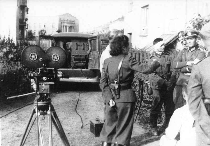 Leni Riefenstahlová jako válečná zpravodajka ve společnosti německých vojáků v okupovaném Polsku v roce 1939