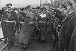 Hitler se zdraví s vojáky při slavnostním spouštění německé letadové lodi Graf Zeppelin na vodu dne 8. prosince 1938. Loď však nebyla nikdy dokončena a nasazena v boji