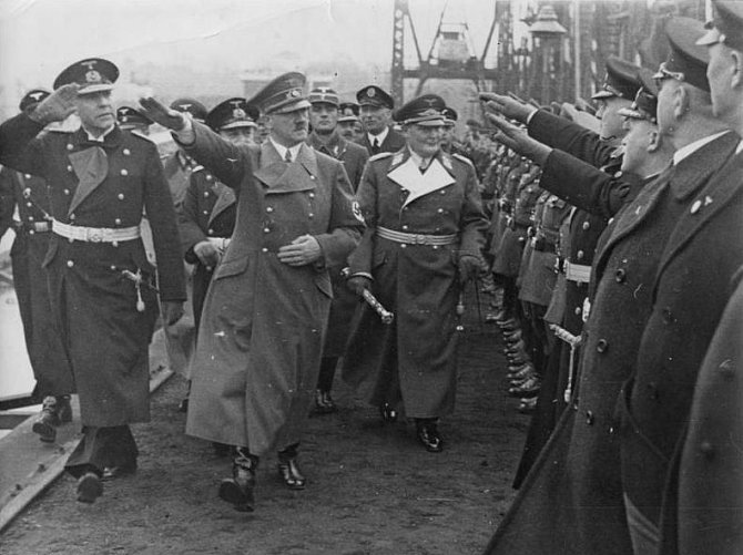Hitler se zdraví s vojáky při slavnostním spouštění německé letadové lodi Graf Zeppelin na vodu dne 8. prosince 1938. Loď však nebyla nikdy dokončena a nasazena v boji