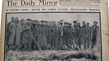 Britský list Daily Mirror informuje o neformálním vánočním příměří mezi britskými a německými vojáky během prosincových svátků 1914