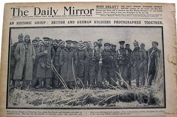 Britský list Daily Mirror informuje o neformálním vánočním příměří mezi britskými a německými vojáky během prosincových svátků 1914