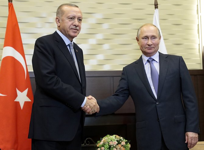 Turecký prezident Recep Tayyip Erdogan (vlevo) a jeho ruský protějšek Vladimir Putin