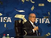Prezident FIFA Sepp Blater mezi bankovkami, které nad ním vyhodil komik Simon Brodkin.