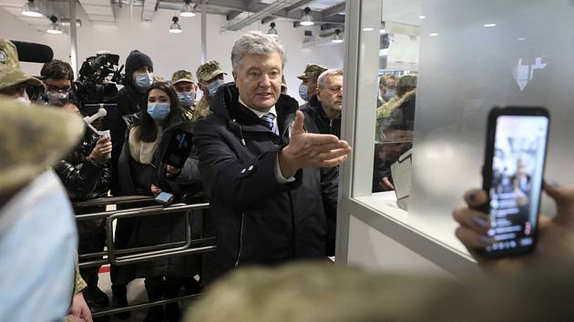 Bývalý ukrajinský prezident Petro Porošenko (uprostřed) se dnes vrátil do vlasti