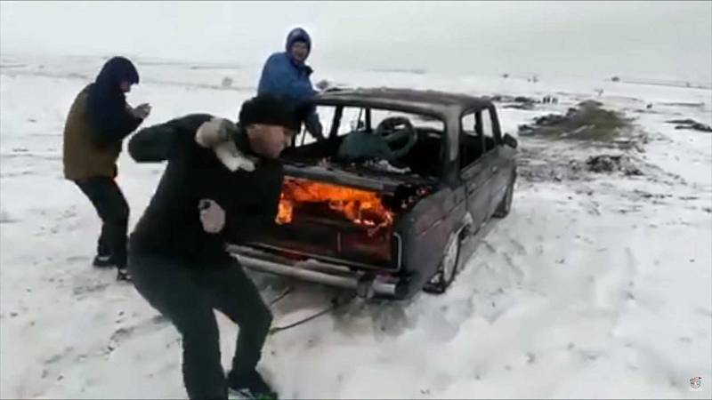 Zapálené auto vletí do zamrzlého jezera