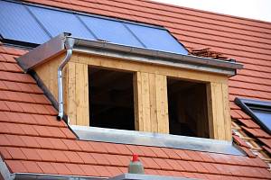 Stavební povolení  potřebujete, pokud zasahujete do vzhledu (střešní okna, solární nebo fotovoltaické panely) nebo do nosných konstrukcí (stropy, stěny, tvar střechy)