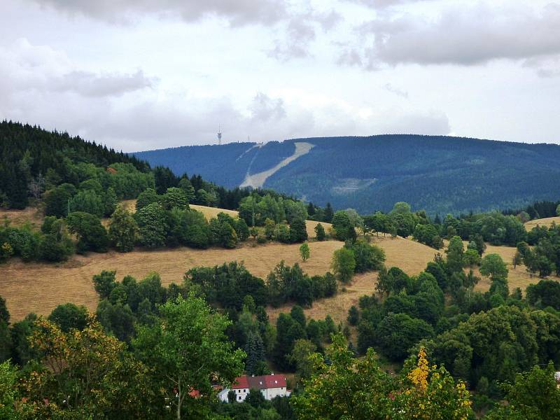Od hradu je pěkně vidět i Klínovec.