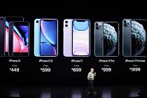 Ukázka mobilního telefonu iPhone 11 na prezentační akci společnosti Apple 10. září 2019