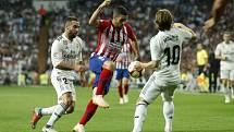 Fotbalista Atlética Madrid Koke (uprostřed) a hráči Realu Luka Modrič (vpravo) a Dani Carvajal v utkání španělské ligy.