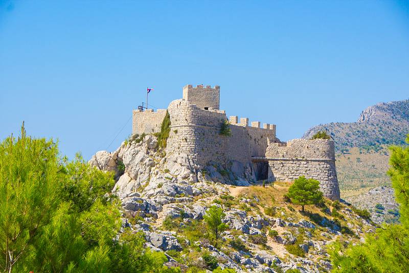 Na vysokém hřebeni nad městem Omiš ční ve výšce 303 metrů pevnost Fortica neboli Starigrad.
