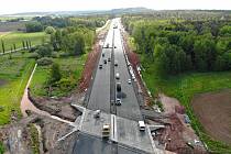 Otevření nového úseku dálnice D6 u Řevničova (snímek z výstavby) vedlo k podstatnému zklidnění dopravy v samotném Řevničově