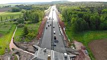 Otevření nového úseku dálnice D6 u Řevničova (snímek z výstavby) vedlo k podstatnému zklidnění dopravy v samotném Řevničově.