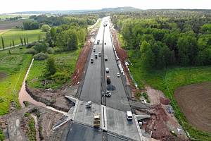 Otevření nového úseku dálnice D6 u Řevničova (snímek z výstavby) vedlo k podstatnému zklidnění dopravy v samotném Řevničově