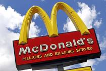 Logo na provozovně restaurací rychlého občerstvení McDonald's
