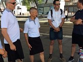 Ridiči MHD v Nantes vyrazili do práce kvůli vedru v sukních.