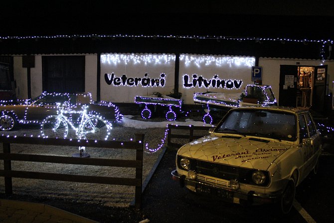 Vánočně nazdobené Auto retro muzeum v Litvínově.