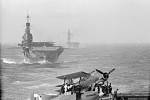 Britské letadlové lodě během Operace Pedestal. Foto je pořízeno z HMS Victorious, za ním pluje HMS Indomitable a zcela vzadu HMS Eagle