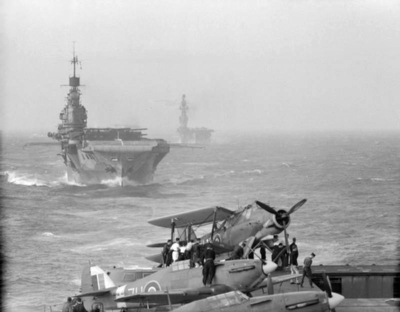 Britské letadlové lodě během Operace Pedestal. Foto je pořízeno z HMS Victorious, za ním pluje HMS Indomitable a zcela vzadu HMS Eagle
