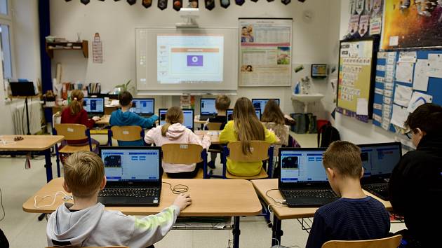 Moderní technologie, jako brýle pro virtuální realitu a 3D tisk a micro:bit, využívají při výuce děti na základní škole v Ostrožské Lhotě na Zlínsku. Ilustrační foto.