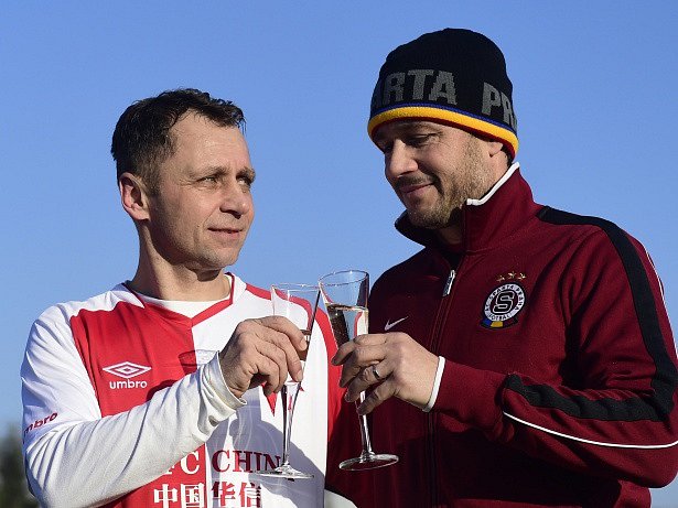 Ivo Ulich ze Slavie (vlevo) a Miroslav Baranek ze Sparty při silvestrovském přípitku po skončení utkání.