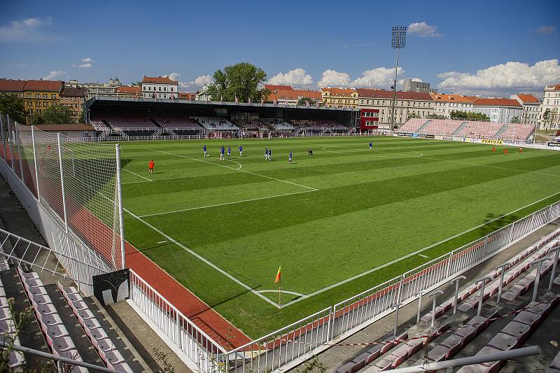 Fotbalové utkání bývalých hráčů FK Viktoria Žižkov a SK Slavia Praha k výročí 115. narozenin klubu Viktorie Žižkov 29. července v Praze. Úmorné vedro nepřitáhlo na oslavy mnoho diváků.