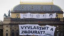 Aktivisté z organizace Greenpeace dnes protestovali na budově Národního divadla v Praze proti prolomení těžebních limitů. 