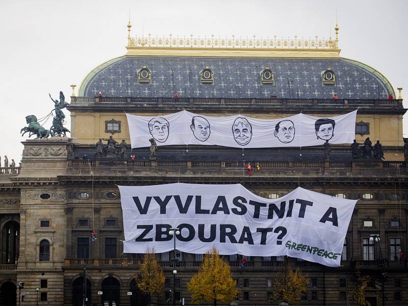 Aktivisté z organizace Greenpeace dnes protestovali na budově Národního divadla v Praze proti prolomení těžebních limitů. 