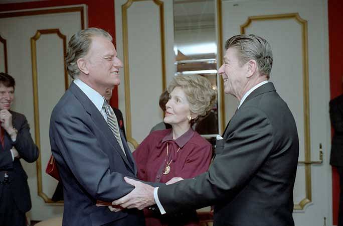 Billy Graham s bývalým americkým prezidentem Ronaldem Reaganem a jeho ženou Nancy