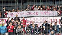 Jedině Chuck pomůže... Fanoušci rumunského fotbalového klubu CFR Kluž hledají spasitele (2012).